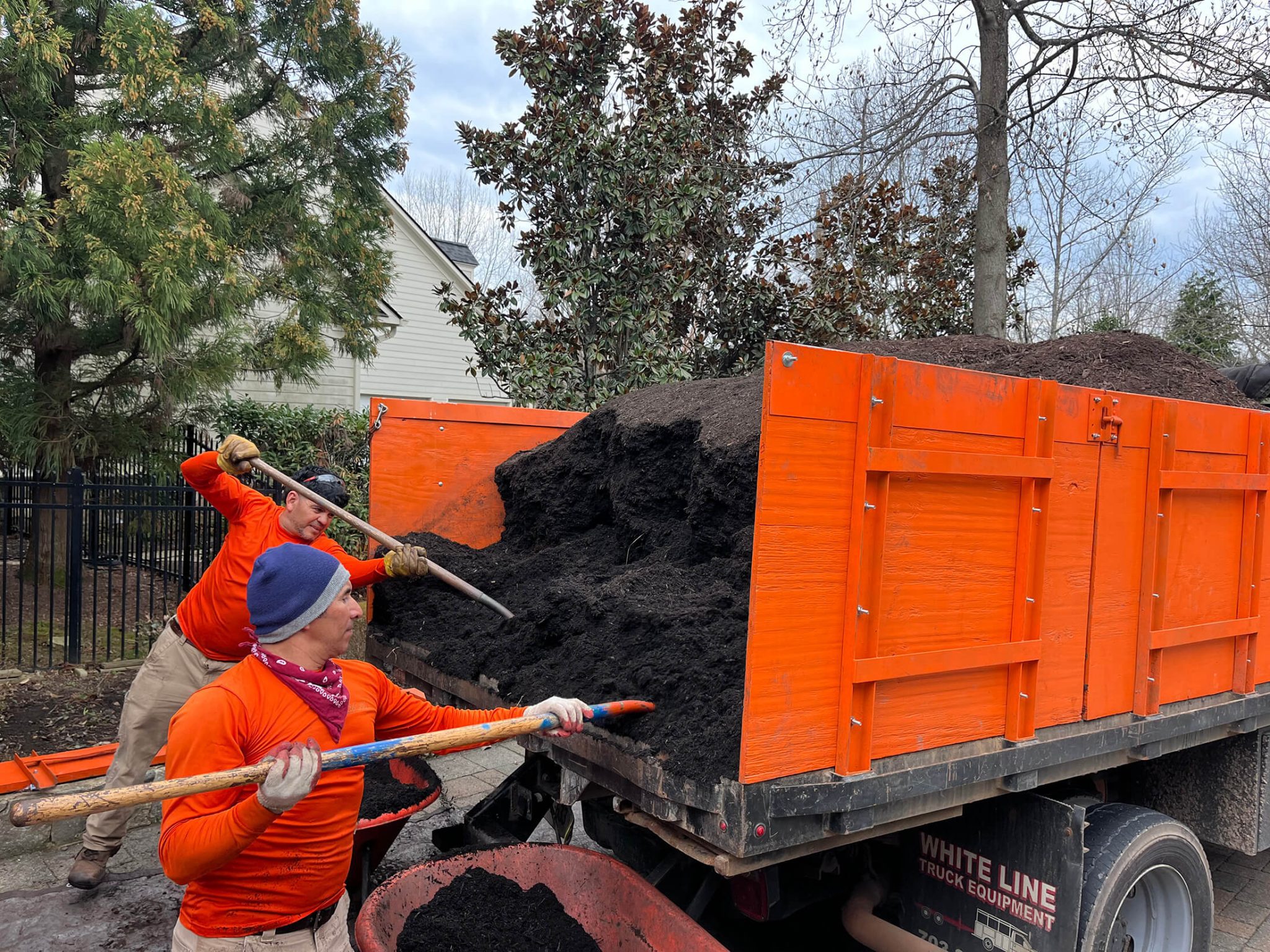 fall yard maintenance service-mulching