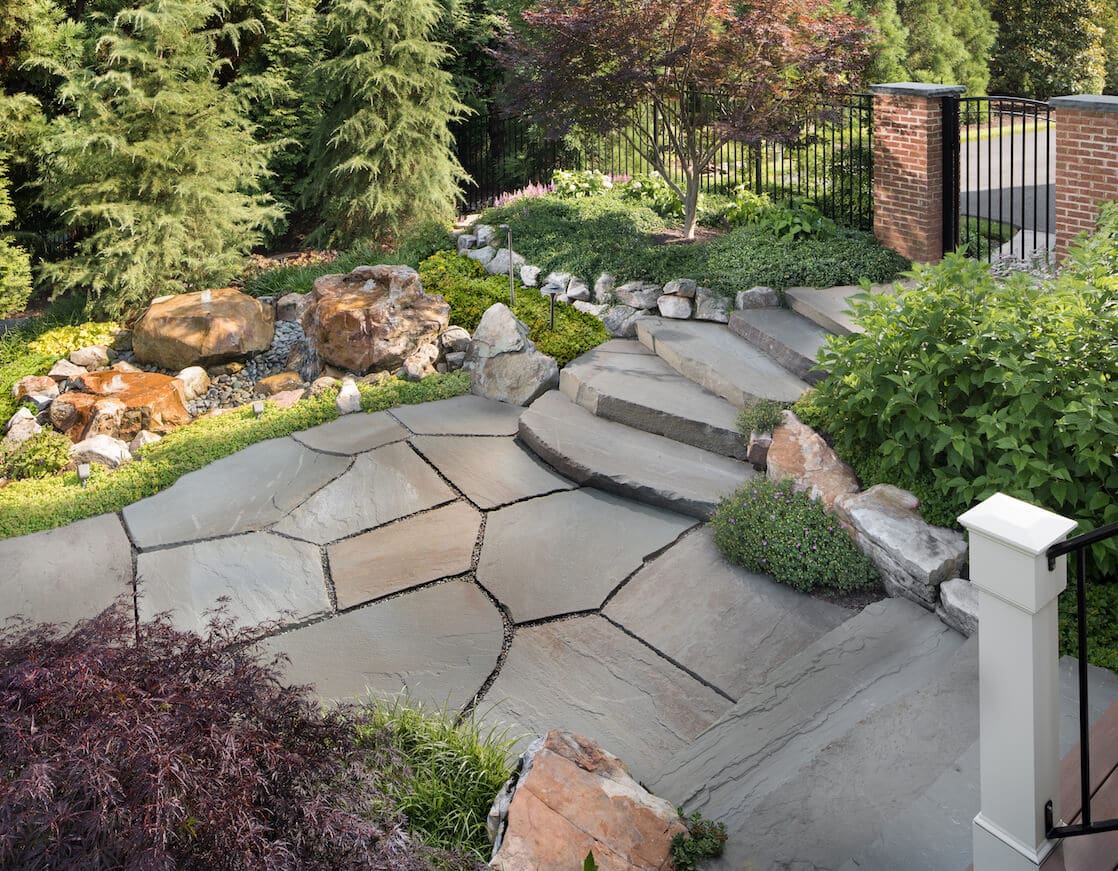 patio design with mortarless flagstone