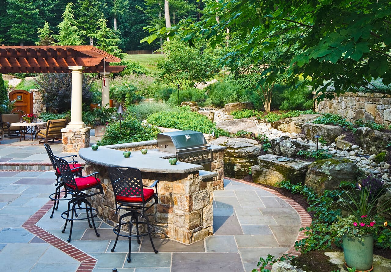 outdoor kitchen with split level counter top
