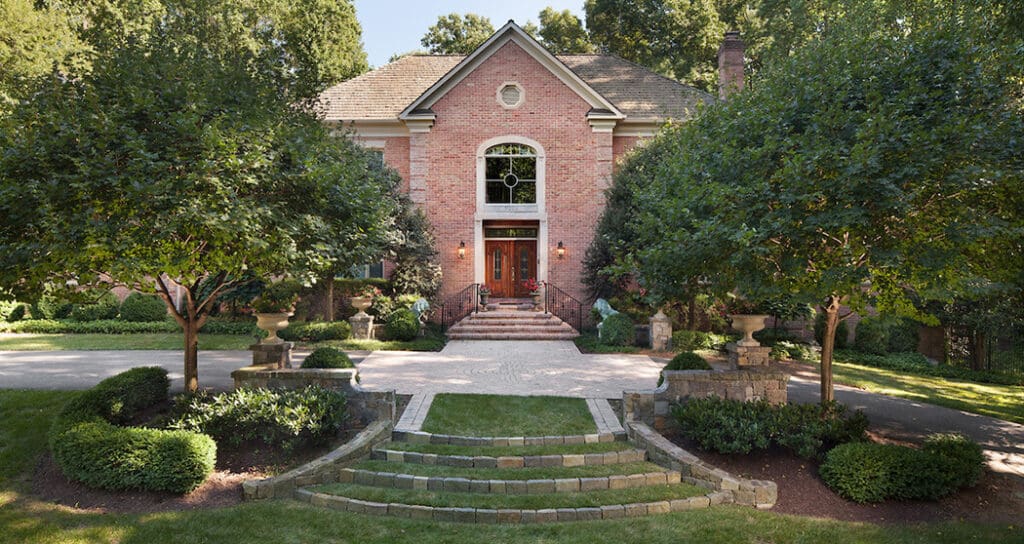 traditional style privacy landscaping