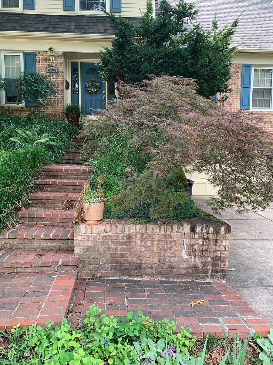 brick front walkway and retaining wall before replacement